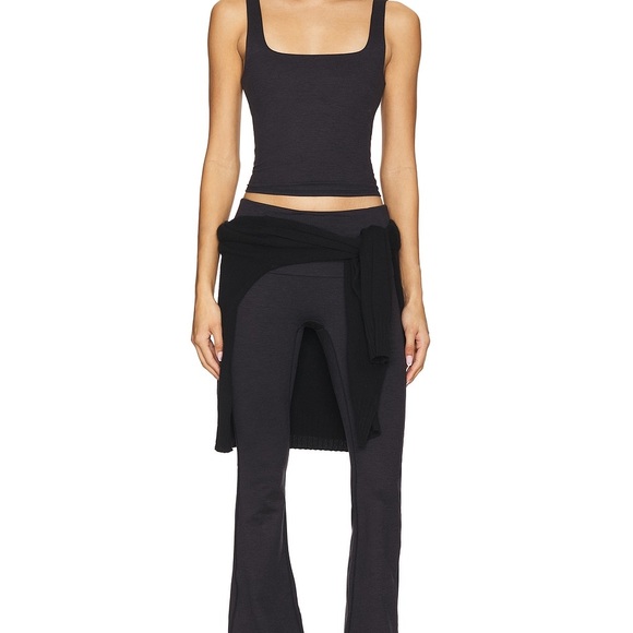 AMAZON Black Fitted Crop Tank Top!❤️🎁 - Picture 5 of 16